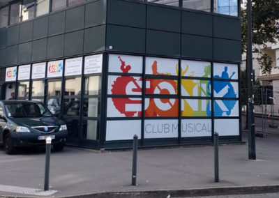Création et impression vinyles adhésifs pour vitrine